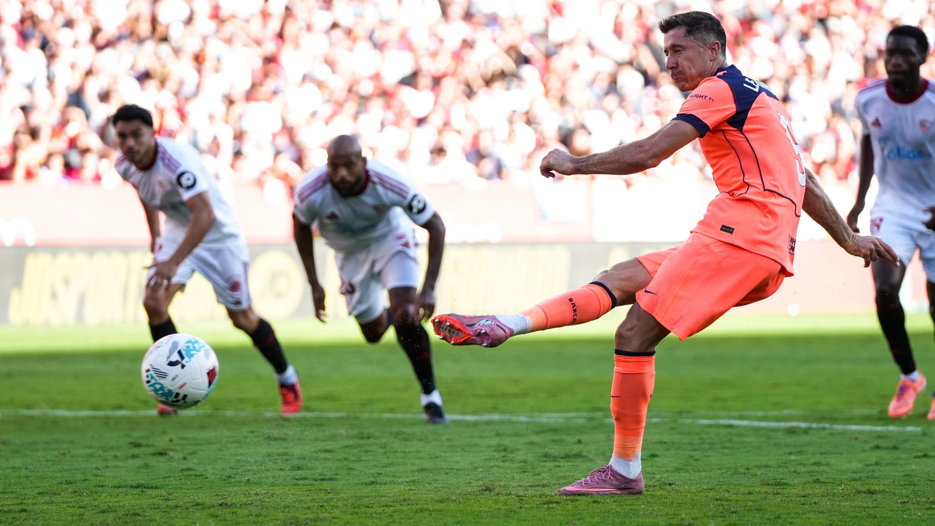 Robert Lewandowski versucht es vom Punkt – und scheitert.