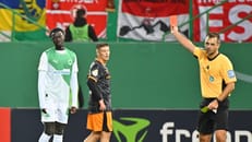 Gelb-Rot in vier Minuten: Kurioser Platzverweis bei Pokal-Aus