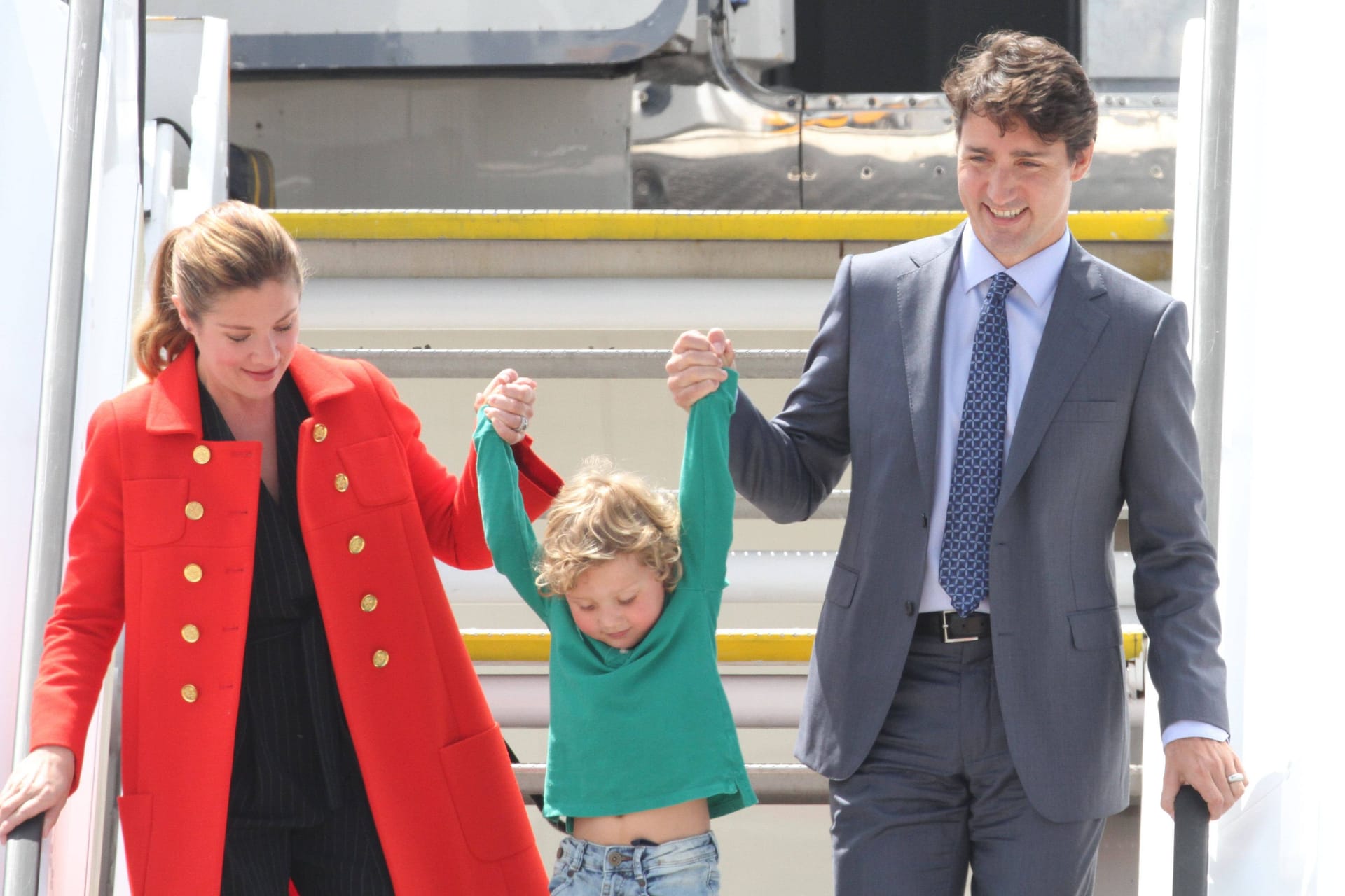Justin Trudeau mit seiner früheren Ehefrau Sophie Grégoire und dem gemeinsamen Sohn Hadrien im Juli 2017 in Hamburg. Justin Trudeau mit seiner früheren Ehefrau Sophie Grégoire und dem gemeinsamen Sohn Hadrien im Juli 2017 in Hamburg.