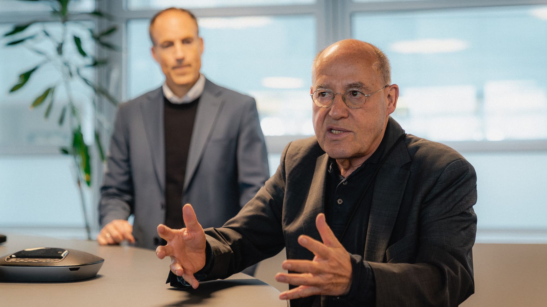 Gregor Gysi im Newsroom von t-online in Berlin. Gregor Gysi im Newsroom von t-online in Berlin.