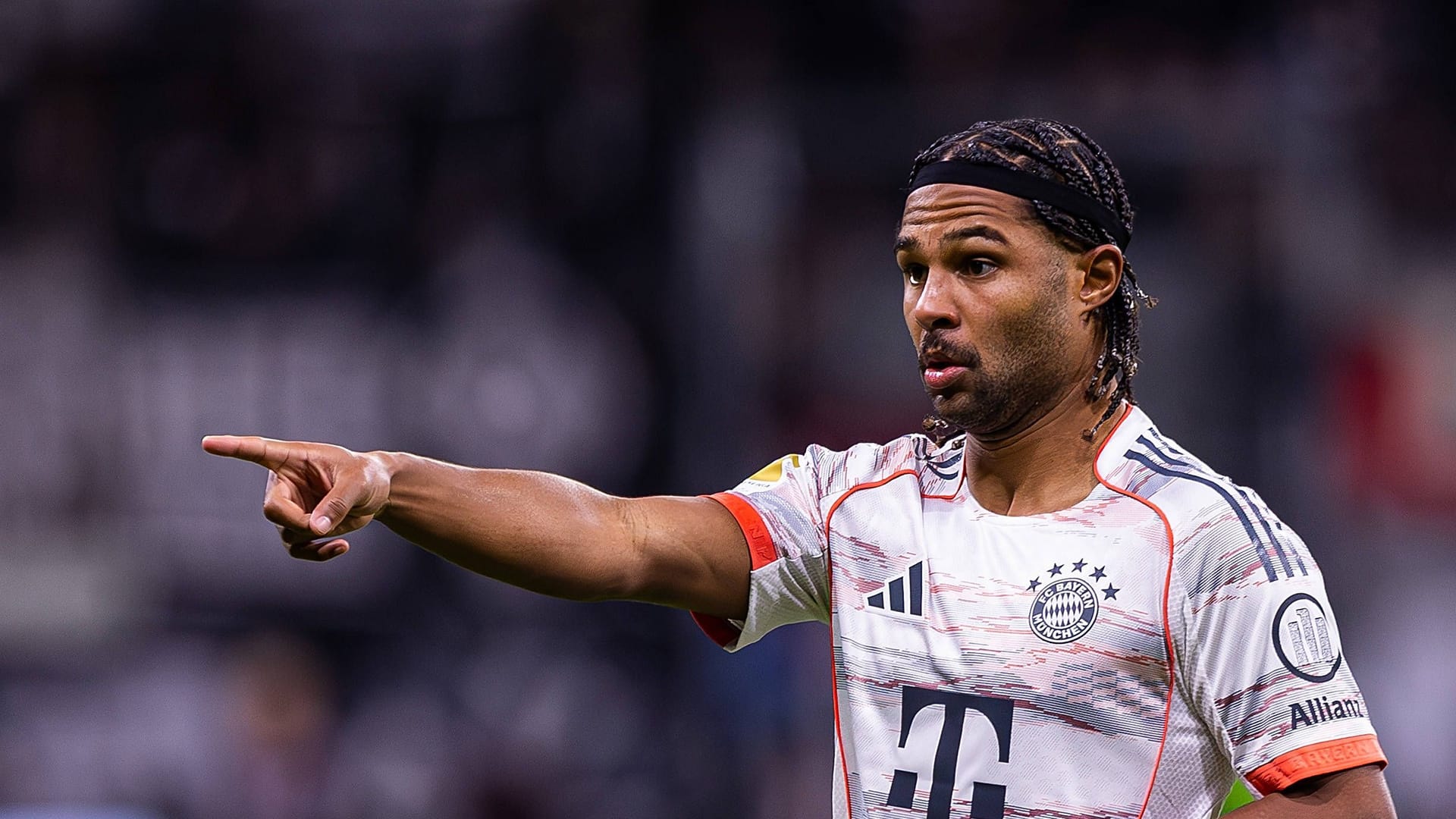 Serge Ganbry: Er steht seit 2017 beim FC Bayern unter Vertrag. Serge Ganbry: Er steht seit 2017 beim FC Bayern unter Vertrag.