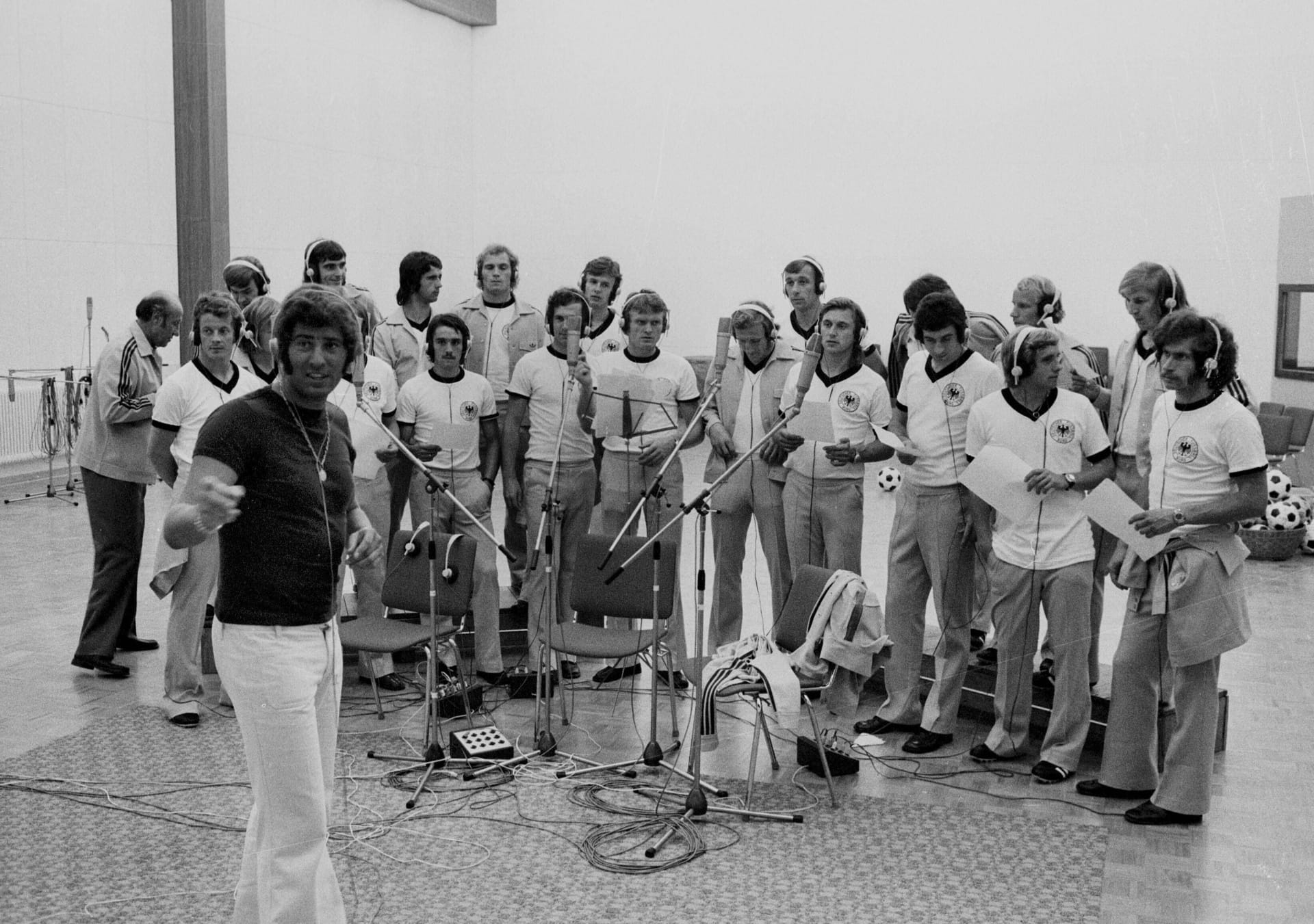 Jack White bei Plattenaufnahmen mit der deutschen Fußballnationalmannschaft vor der WM 1974. Jack White bei Plattenaufnahmen mit der deutschen Fußballnationalmannschaft vor der WM 1974.