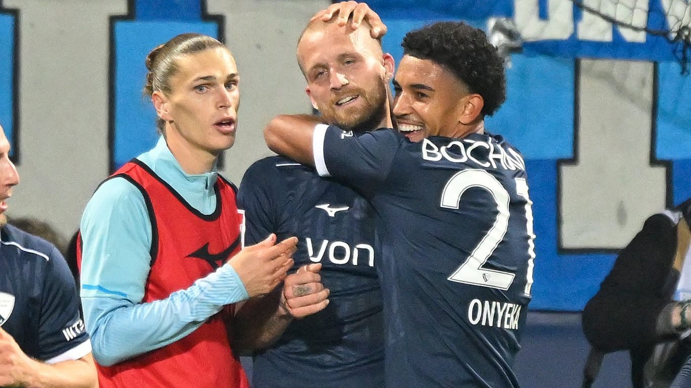 Jubel bei den Bochumern: Francis Onyeka (r.) feiert sein Tor zum zwischenzeitlichen 3:0 mit seinen Teamkollegen. Jubel bei den Bochumern: Francis Onyeka (r.) feiert sein Tor zum zwischenzeitlichen 3:0 mit seinen Teamkollegen.