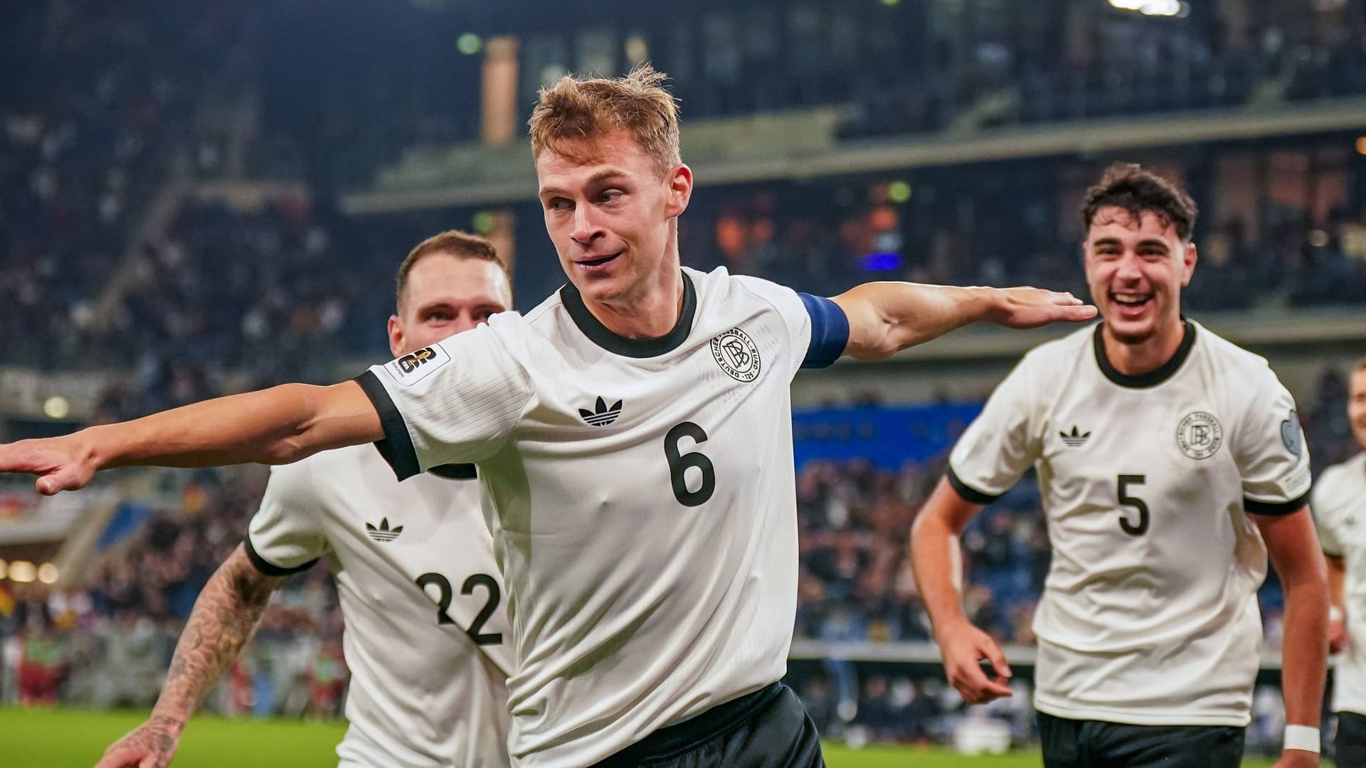 Gegen Luxemburg erfüllt Deutschland in der WM-Qualifikation seine Pflicht, gewinnt deutlich mit 4:0. Dabei fällt besonders der Bayern-Block positiv auf. Die Einzelkritik. Gegen Luxemburg erfüllt Deutschland in der WM-Qualifikation seine Pflicht, gewinnt deutlich mit 4:0. Dabei fällt besonders der Bayern-Block positiv auf. Die Einzelkritik.