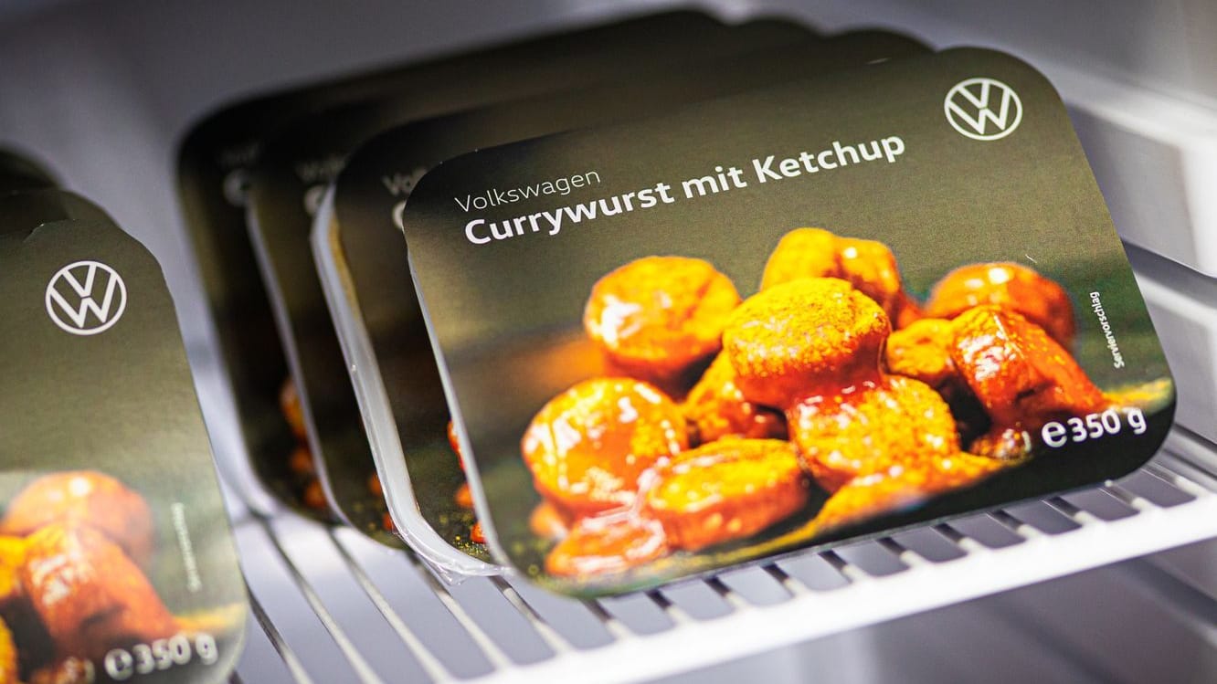 Volkswagen-Currywurst für die Mikrowelle: Sie steht im Kühlregal einiger Supermärkte. Volkswagen-Currywurst für die Mikrowelle: Sie steht im Kühlregal einiger Supermärkte.