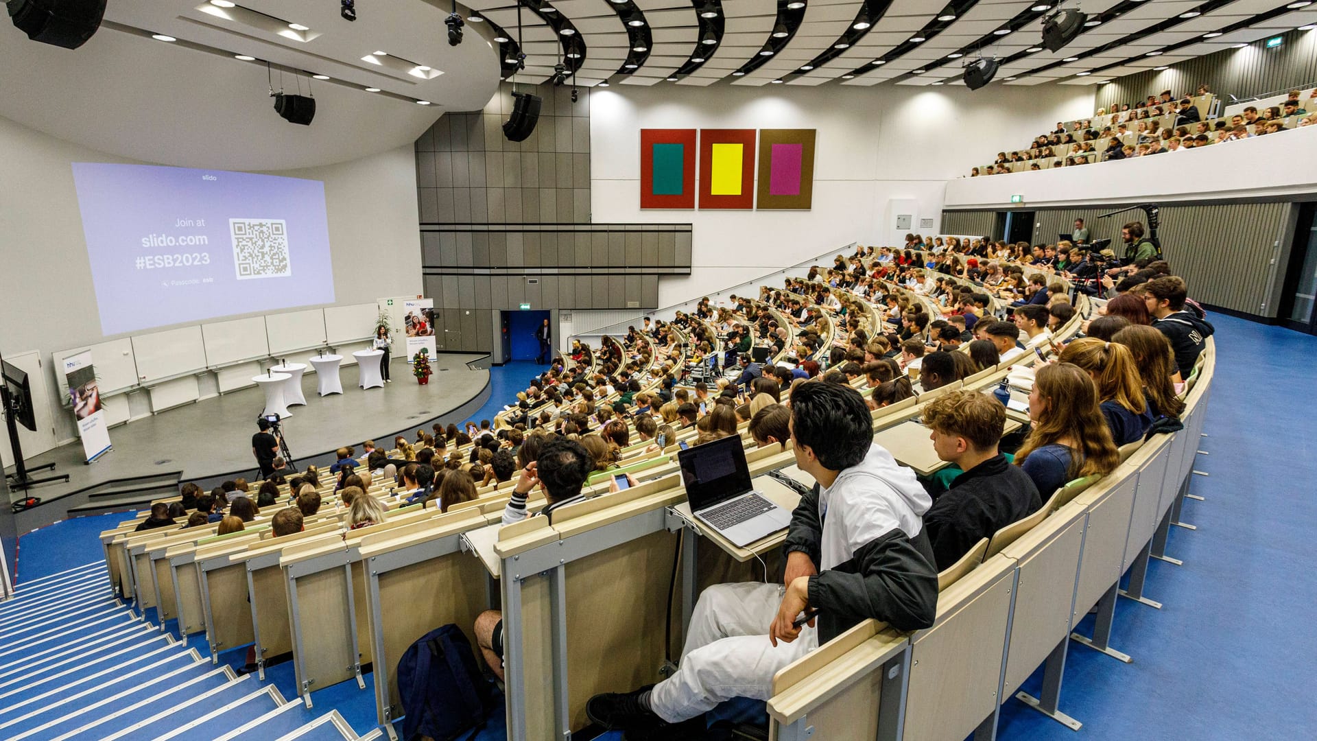 Studenten im Hörsaal zum Semesterstart in Düsseldorf (Archivfoto): Vielen wird das Geld für die Miete knapp. Studenten im Hörsaal zum Semesterstart in Düsseldorf (Archivfoto): Vielen wird das Geld für die Miete knapp.