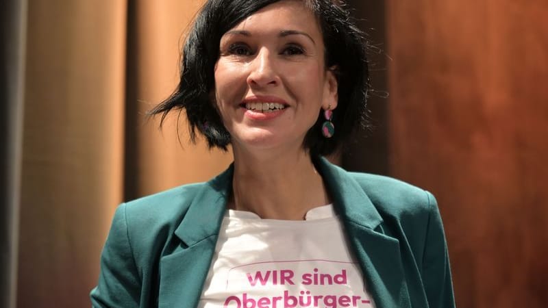 Noosha Aubel trägt ein T-Shirt mit der Aufschrift: "Wir sind Oberbürgermeisterin". Noosha Aubel trägt ein T-Shirt mit der Aufschrift: "Wir sind Oberbürgermeisterin".