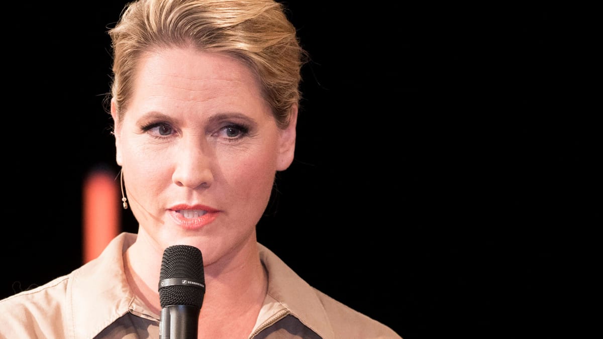 Prevaranti se izdajajo za Judith Rakers in imajo spletni seks, kar vodi v ljubezenska pisma nič hudega slutečih moških