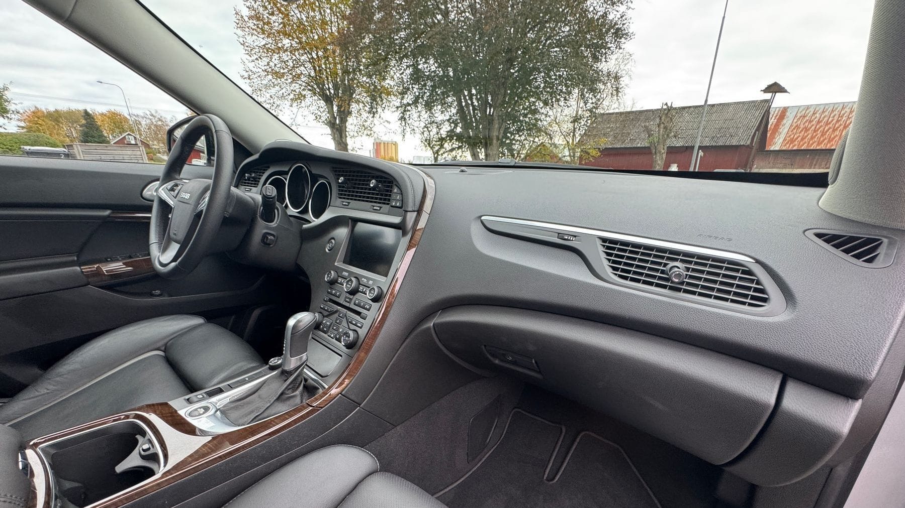 Perfekt erhalten: Innenraum im Saab-Design mit einigen GM-Konzernbauteilen. Perfekt erhalten: Innenraum im Saab-Design mit einigen GM-Konzernbauteilen.