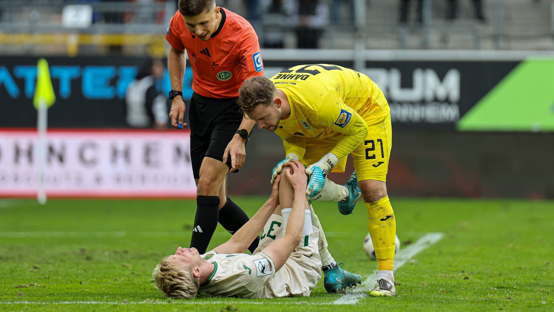 Raphael Schifferl (l.) liegt verletzt am Boden: Zur genauen Diagnose machte 1860 keine Angaben. Raphael Schifferl (l.) liegt verletzt am Boden: Zur genauen Diagnose machte 1860 keine Angaben.