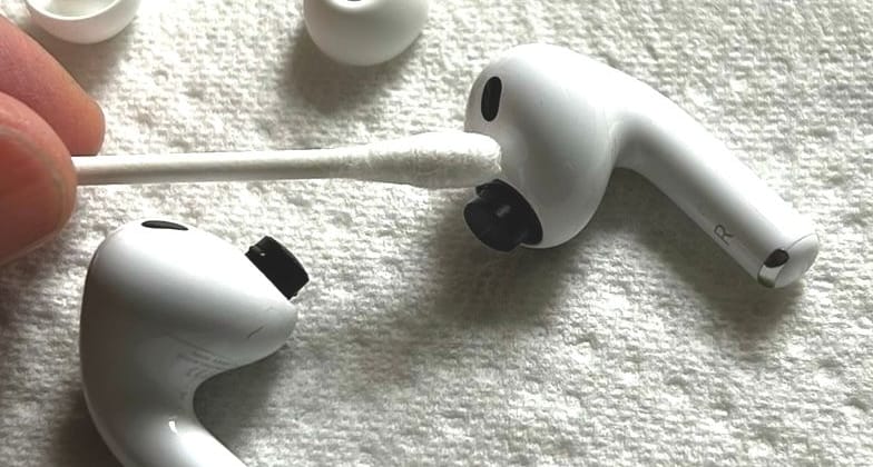 Die Kopfhörer können auch vorsichtig mit einem Wattestäbchen abgetupft werden, um Feuchtigkeit aus den Ritzen zu saugen.