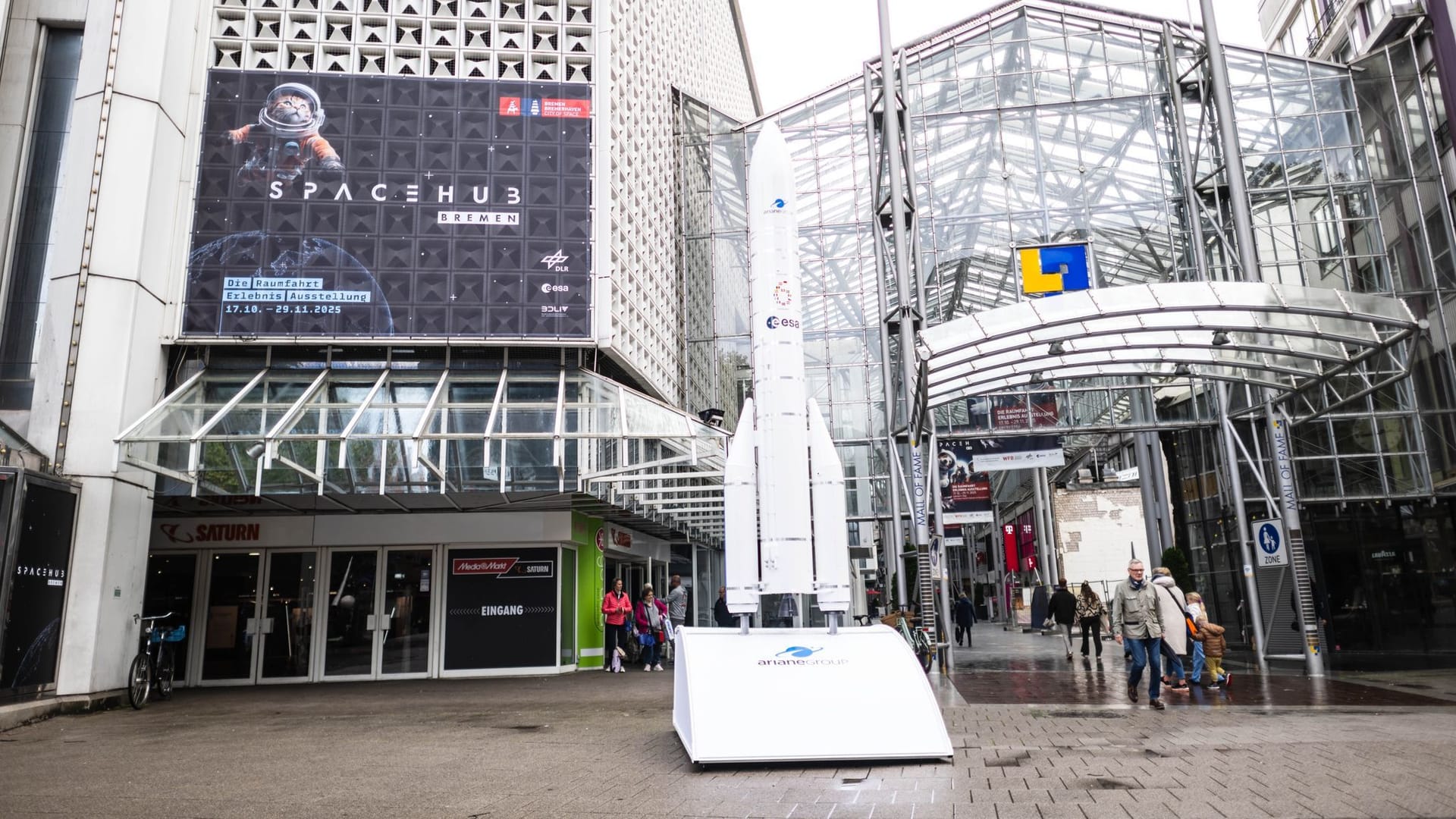 Ein Modell der Ariane-6-Rakete steht vor dem ehemaligen Kaufhof-Gebäude, in dem die Ausstellung "Space Hub" gezeigt wird.