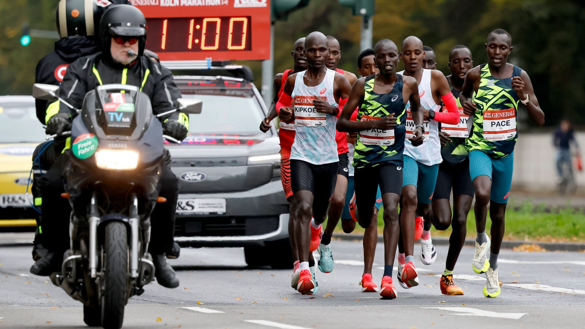 Die Spitzengruppe um den späteren Sieger Barnaba Kipkoech (l, weißes Trikot) auf der Aachener Straße. (Archivfoto): Mit 30.000 Läufern feierte der Köln Marathon in diesem Jahr einen Anmelderekord.
