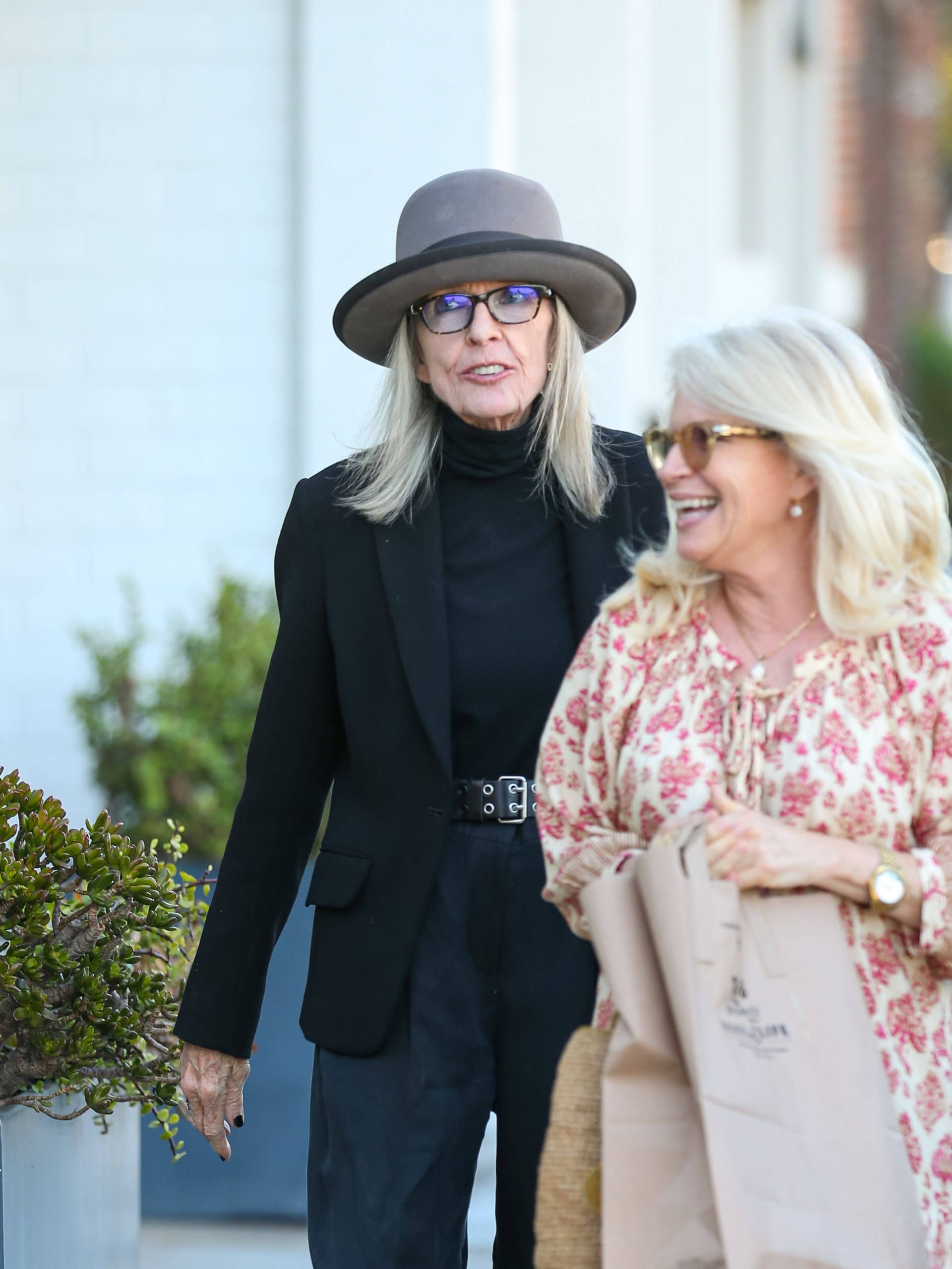 August 2024: Diane Keaton bei einem Spaziergang in Beverly Hills. August 2024: Diane Keaton bei einem Spaziergang in Beverly Hills.