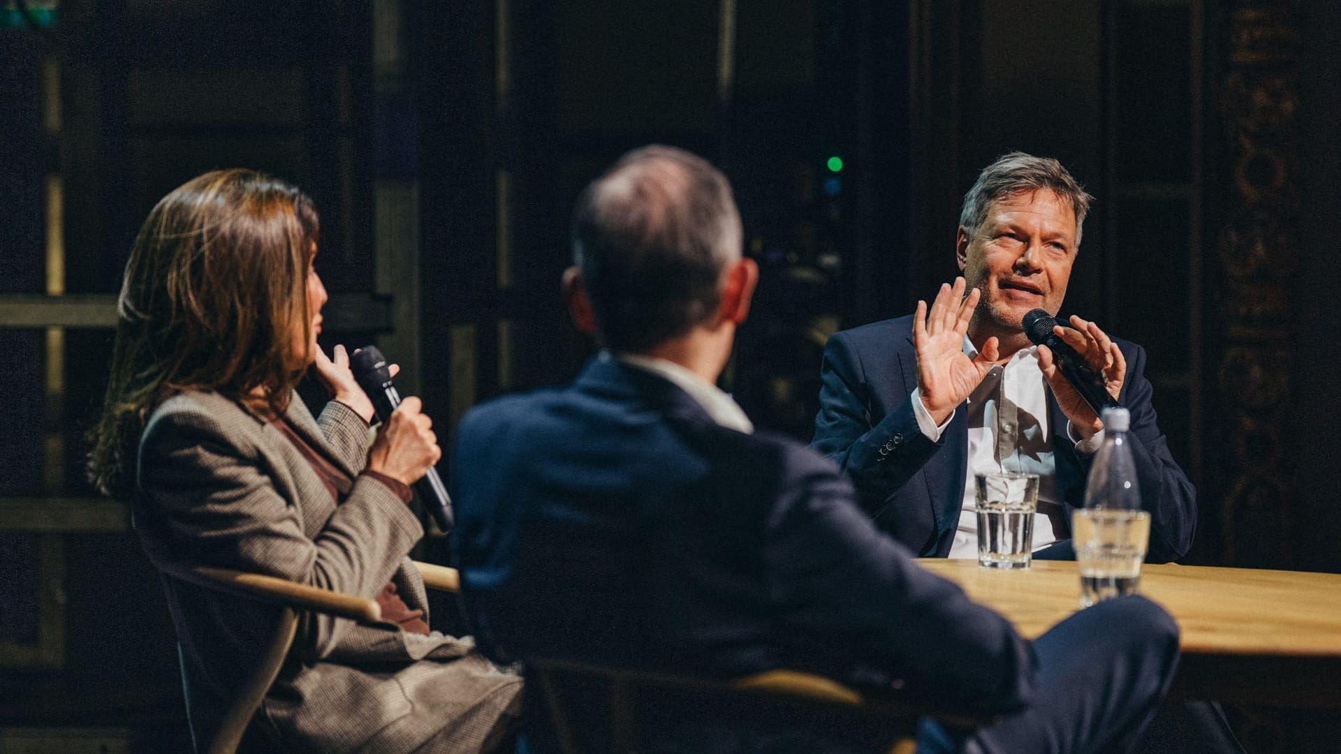 BERLINER ENSEMBLE: "Habeck live - Brauchen Demokratien den Notfall?" am 5. Oktober 2025 BERLINER ENSEMBLE: "Habeck live - Brauchen Demokratien den Notfall?" am 5. Oktober 2025