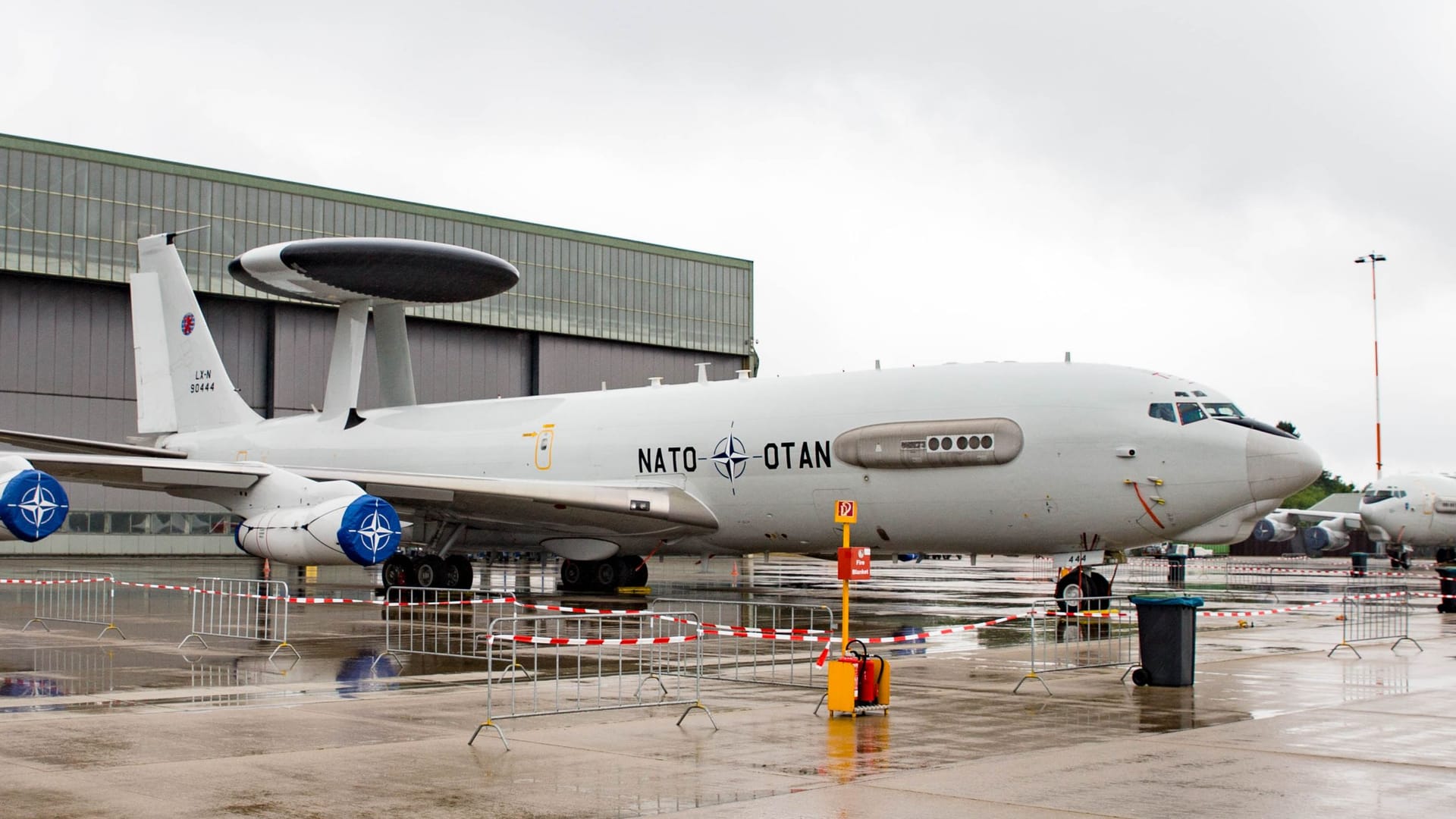Ein Awacs-Flugzeug auf der Nato-Basis in Geilenkirchen: Über dem Flugplatz wurde eine Drohen gesichtet.