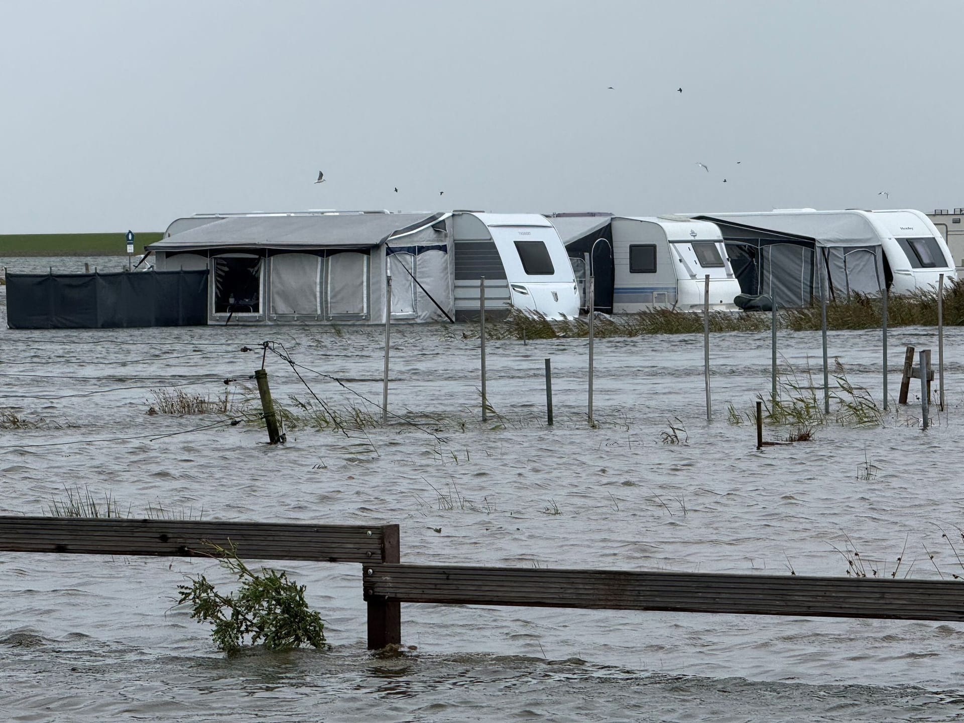 Wohnwagen auf Norderney unter Wasser. Wohnwagen auf Norderney unter Wasser.