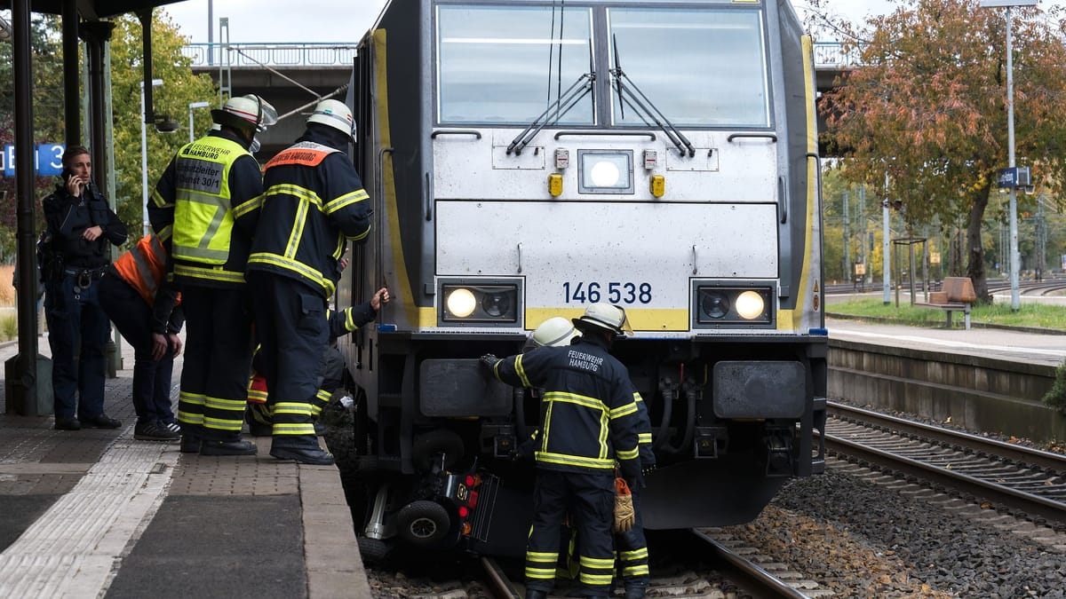 V Hamburgu rešili invalida na invalidskem vozičku, ki je padel na železniške tire