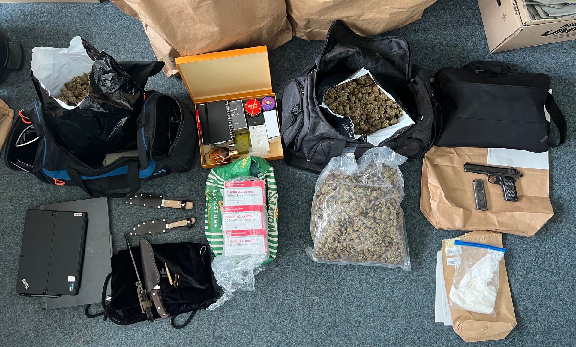 Funde nach einer Durchsuchung in Köln: Die Polizei sucht weiterhin nach dem Fahrer eines Corsas.