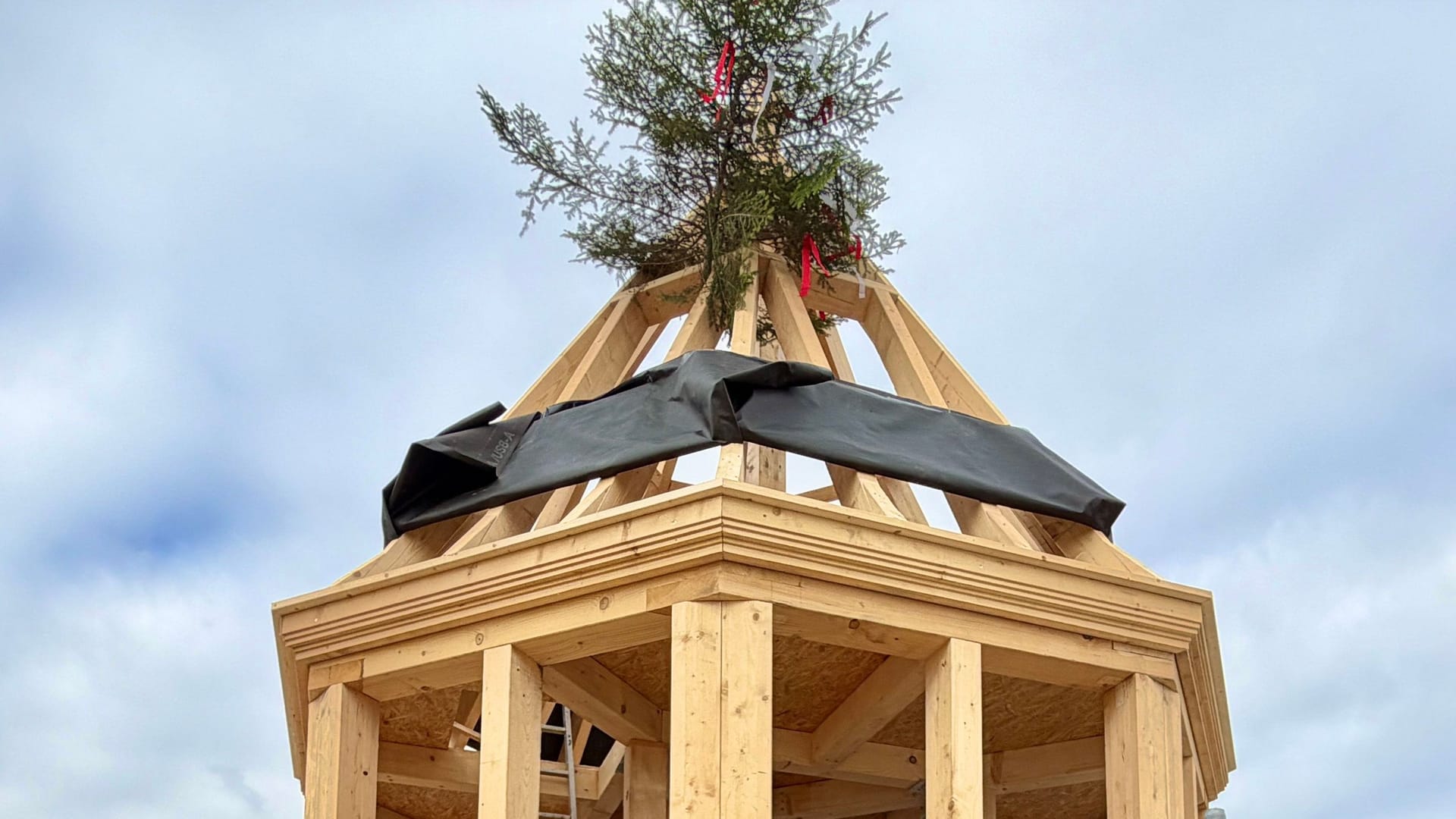Gemeinsam auf der Turmspitze des wiedererrichteten Volksbadturms: (v.l.) Peter Ottmann, Geschäftsführer der NürnbergMesse, OB Marcus König, und NürnbergBad-Werkleiter Christian Vogel.