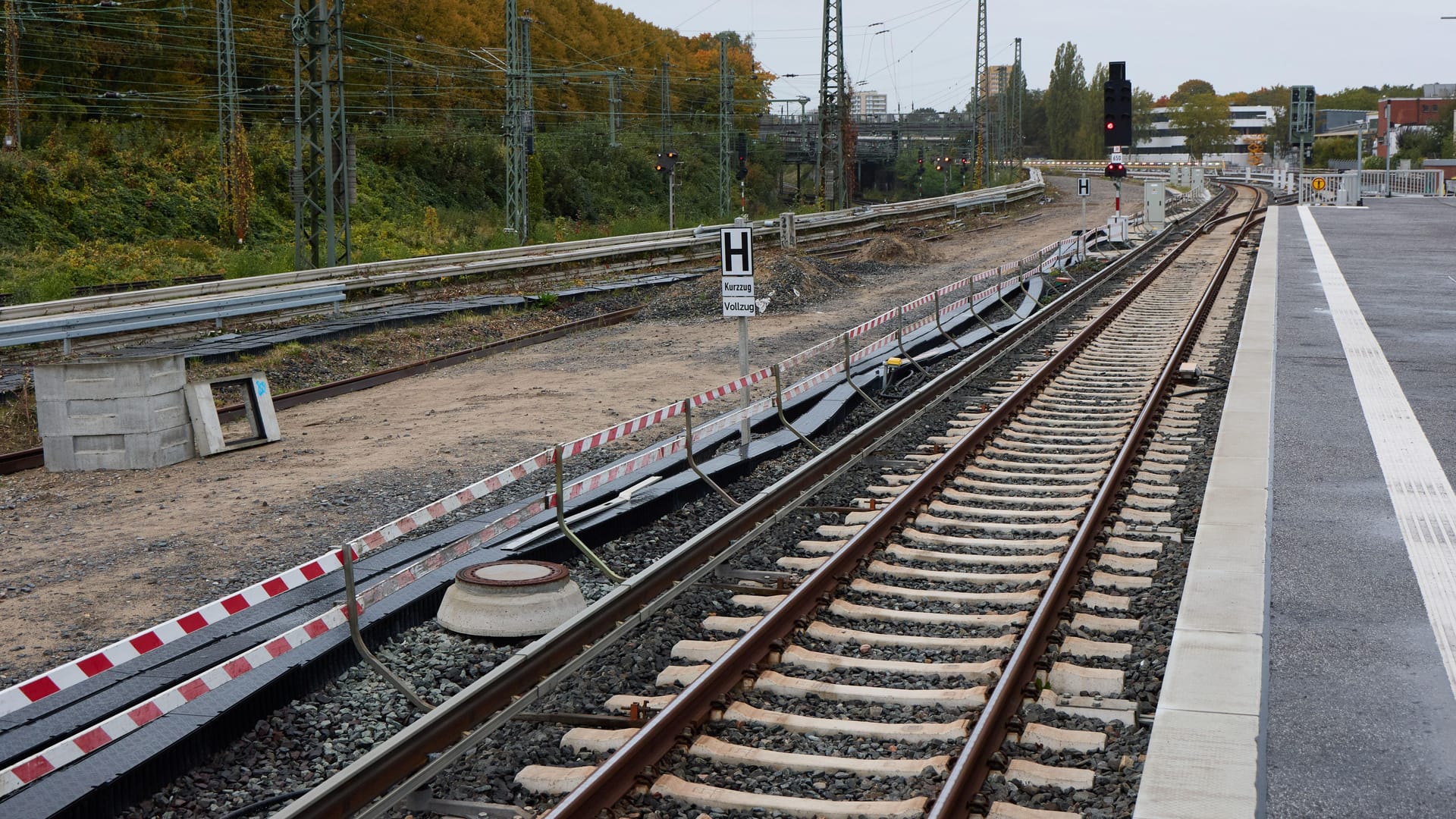 Blick auf die S-Bahngleise am Diebsteich (Archivbild): Vom neuen Regional- und Fernbahnhof ist noch nicht viel zu sehen.