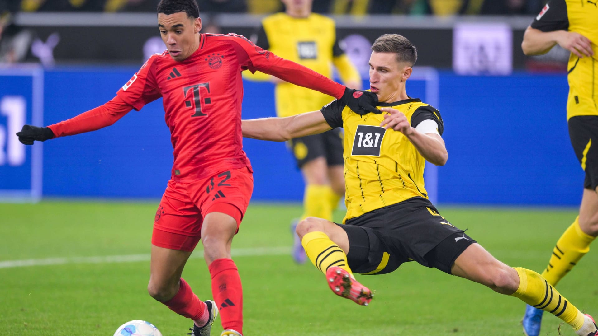 Bald Teamkollegen in München? Bayerns Musiala (li.) und Dortmunds Schlotterbeck. Bald Teamkollegen in München? Bayerns Musiala (li.) und Dortmunds Schlotterbeck.