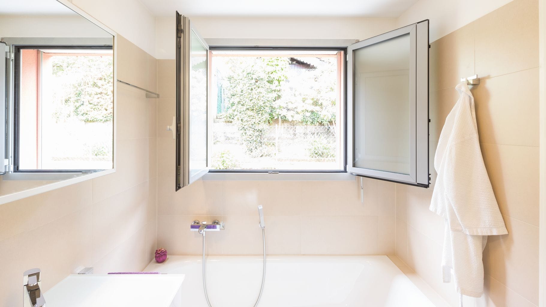 Badezimmer: Damit die Feuchtigkeit entweicht, öffnen viele ihr Fenster nach dem Duschen oder Baden. Badezimmer: Damit die Feuchtigkeit entweicht, öffnen viele ihr Fenster nach dem Duschen oder Baden.