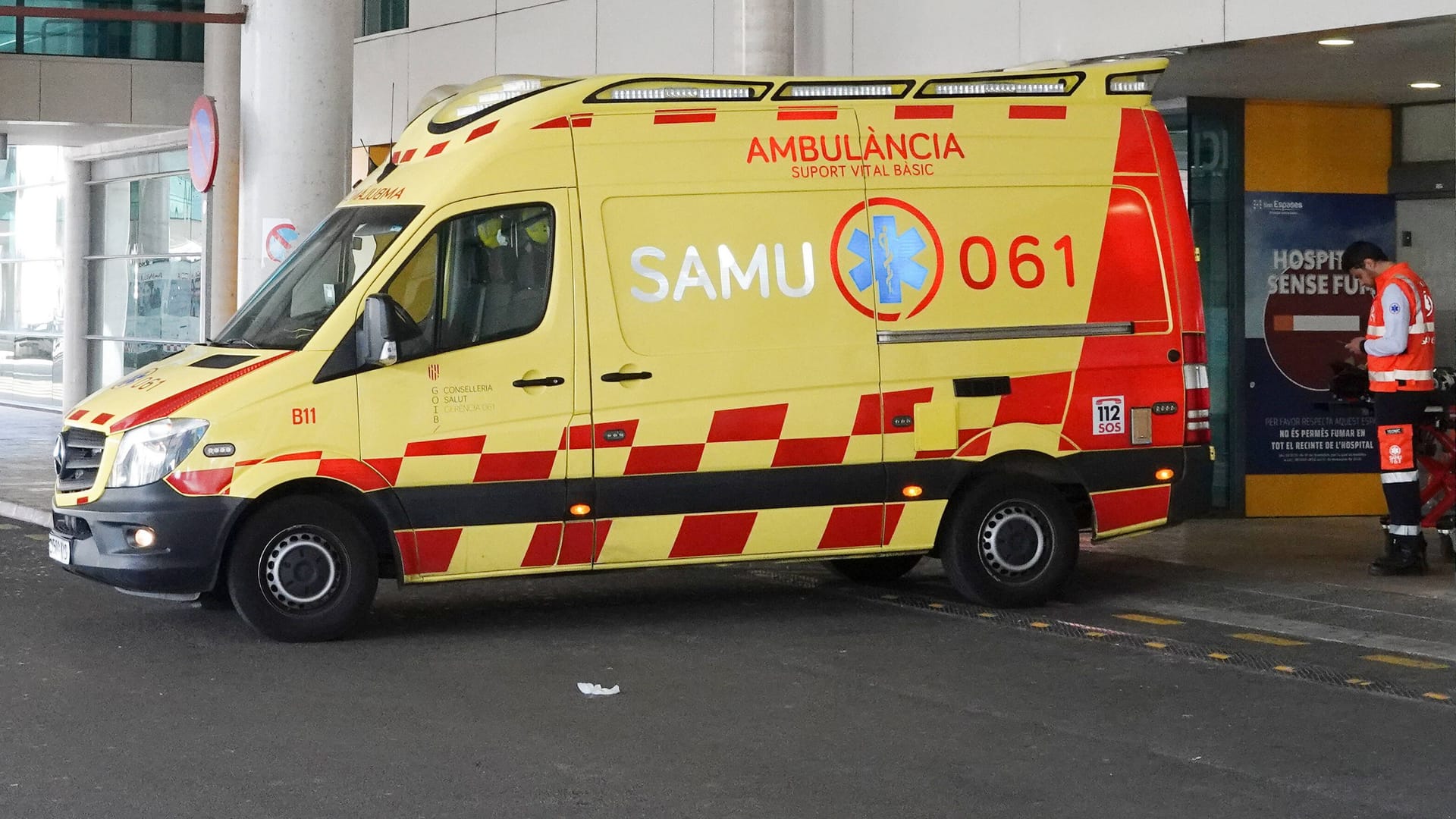 Mallorca: Ein Krankenwagen vor dem Krankenhaus Son Espases: Atemwegserkrankungen führen zu einer plötzlichen Überlastung der Kliniken. Mallorca: Ein Krankenwagen vor dem Krankenhaus Son Espases: Atemwegserkrankungen führen zu einer plötzlichen Überlastung der Kliniken.