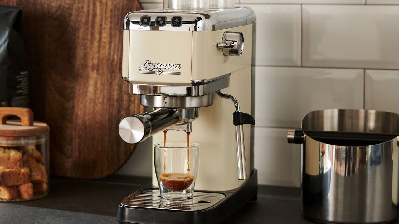 Tchibo halbiert den Preis: Die beliebte Lapressa-Siebträgermaschine gibt es jetzt für 125 Euro. Tchibo halbiert den Preis: Die beliebte Lapressa-Siebträgermaschine gibt es jetzt für 125 Euro.