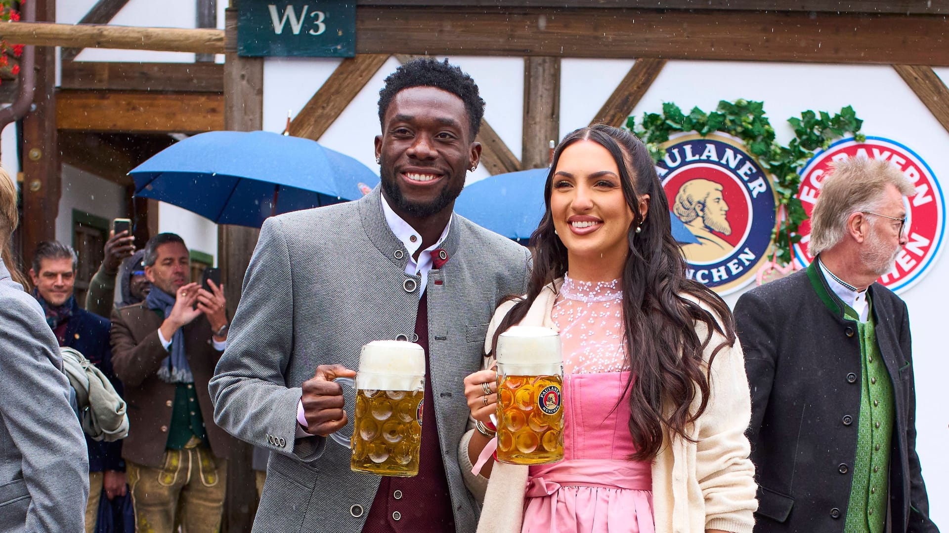 Alphonso Davies mit seiner Verlobten Sheyenne Alphonso Davies mit seiner Verlobten Sheyenne