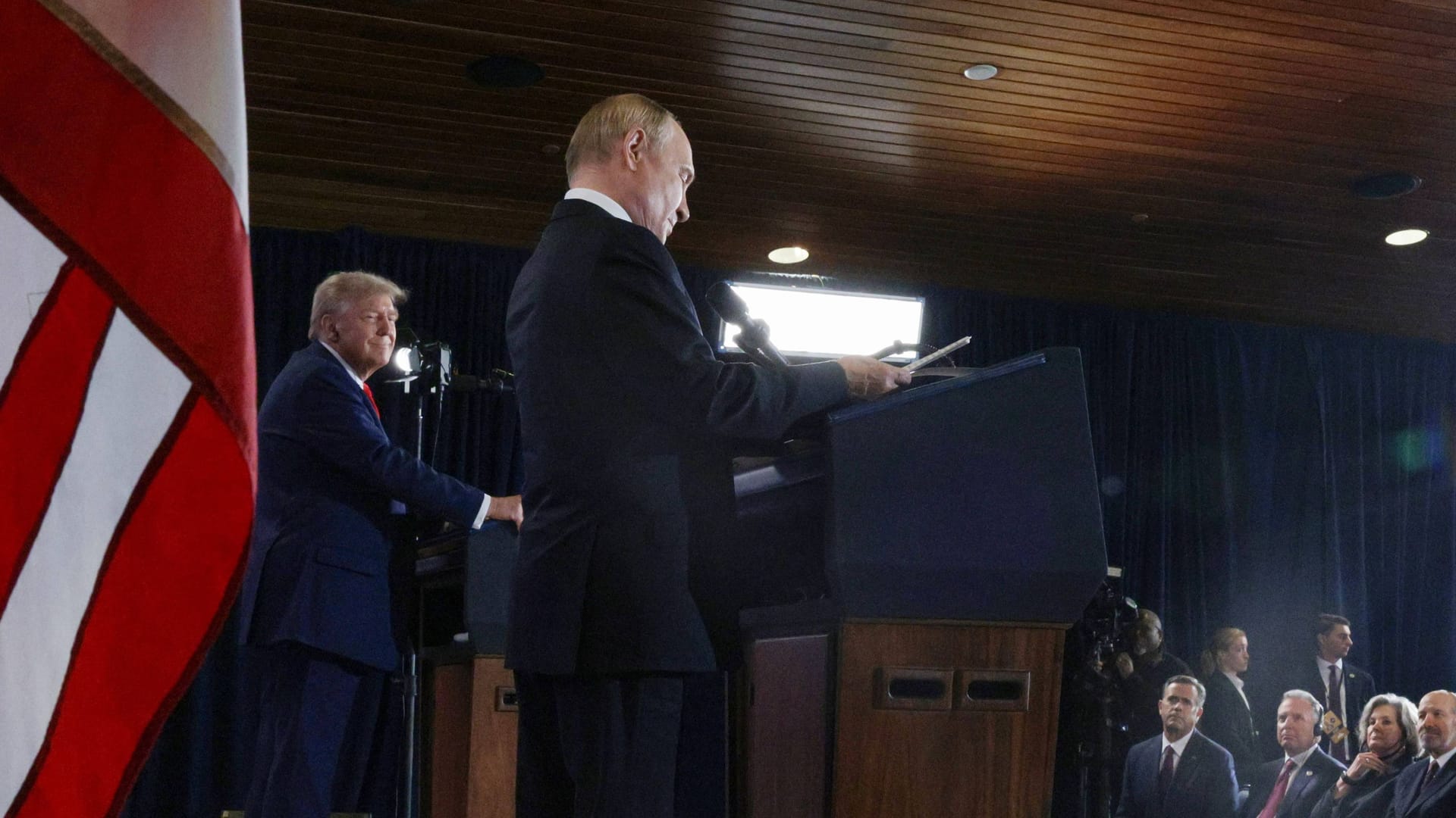 Donald Trump und Wladimir Putin in Alaska (Archivbild): Regeln wollen die Raubtiere nicht mehr akzeptieren, sagt Giuliano da Empoli.