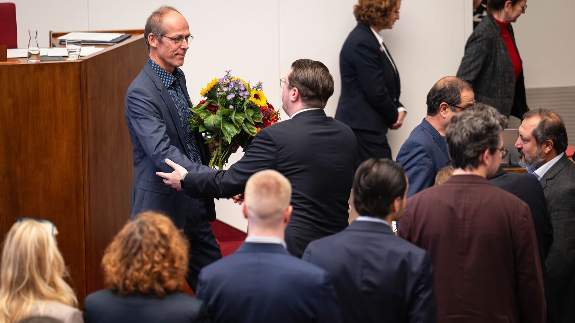 Bürgerschaftsmitglieder gratulieren dem neu gewählten Senatsmitglied Mark Rackles (SPD, l). Der Bildungsexperte ist Nachfolger von Bildungssenatorin Aulepp.