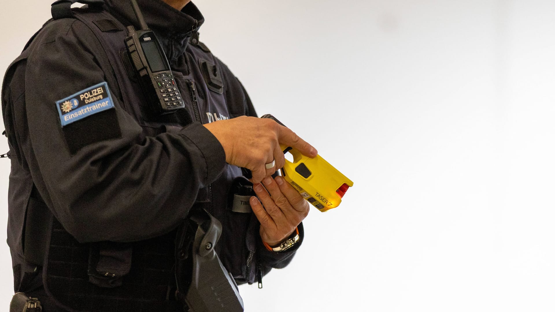 Ein Polizist mit einem Taser (Symbolbild): 10.000 Taser sollen für die Bundespolizei angeschafft werden.