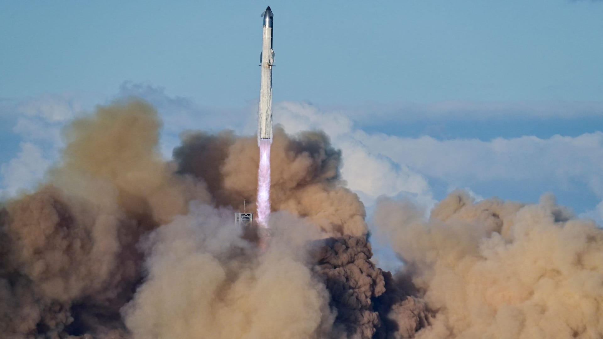 Eine Starship-Rakete des Unternehmens SpaceX hebt vom Weltraumbahnhof in Texas ab. Eine Starship-Rakete des Unternehmens SpaceX hebt vom Weltraumbahnhof in Texas ab.