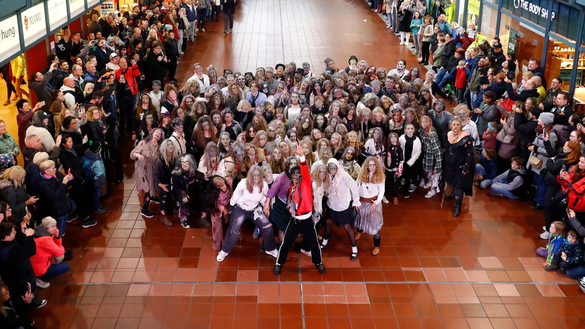 Großer Andrang in der Wandelhalle: Hunderte Schaulustige verfolgen den "Thriller"-Flashmob am Hamburger Hauptbahnhof.