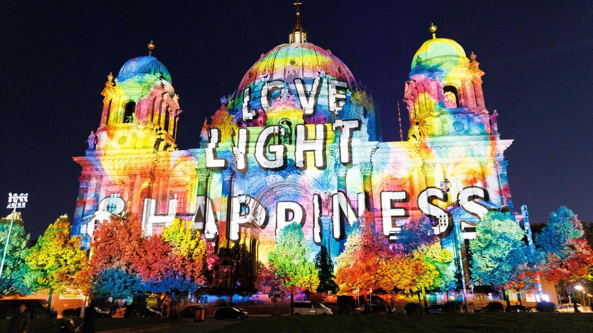 Der Berliner Dom wird während der Generalprobe für das 21. Festival of Lights Berlin unter dem Motto "Let’s Shine Together" angestrahlt. Der Berliner Dom wird während der Generalprobe für das 21. Festival of Lights Berlin unter dem Motto "Let’s Shine Together" angestrahlt.