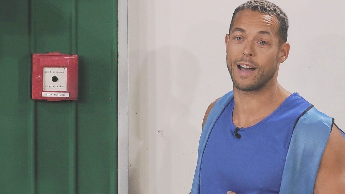 Andrej Mangold: Der Ex-Bachelor zieht um 14 Uhr zurück ins Haus. Andrej Mangold: Der Ex-Bachelor zieht um 14 Uhr zurück ins Haus.