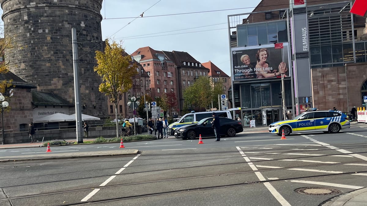 Unfall am Hauptbahnhof Nürnberg: Stau im Königstorgraben – Polizei vor Ort