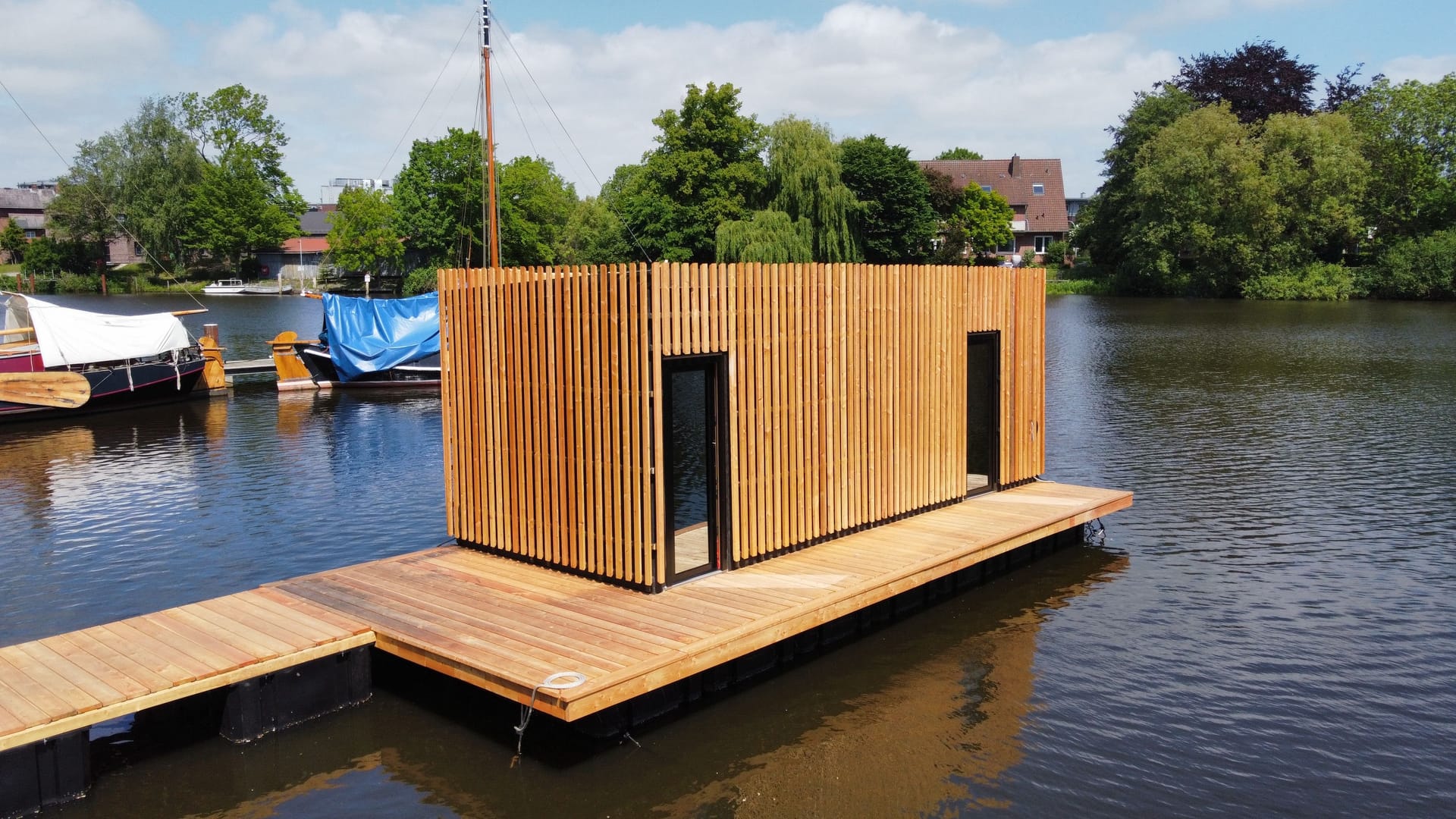 Die schwimmende Sauna auf der Schwinge in Stade.