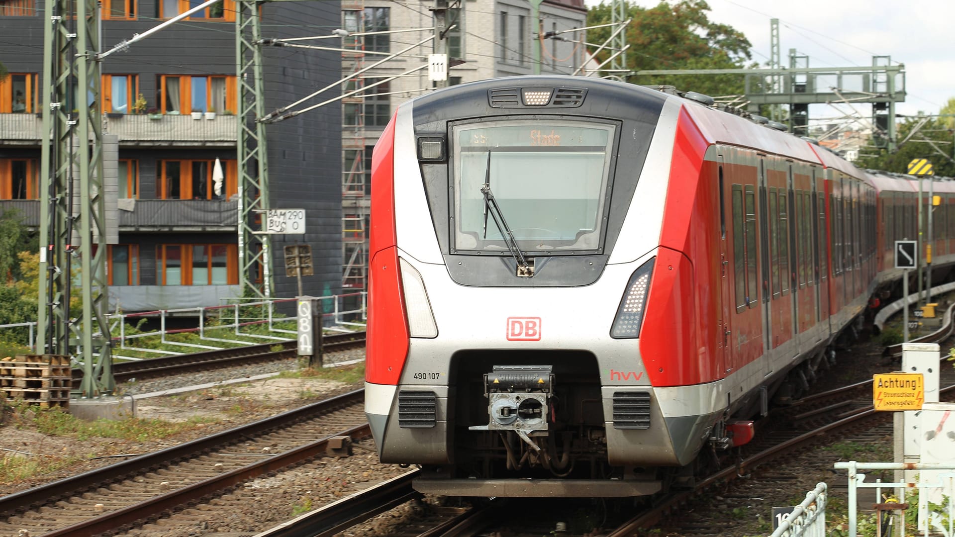 Eine S-Bahn der Linie S5 (Symbolfoto): Die Sperrung zwischen Hauptbahnhof und Sternschanze in Hamburg wird noch mal verlängert.