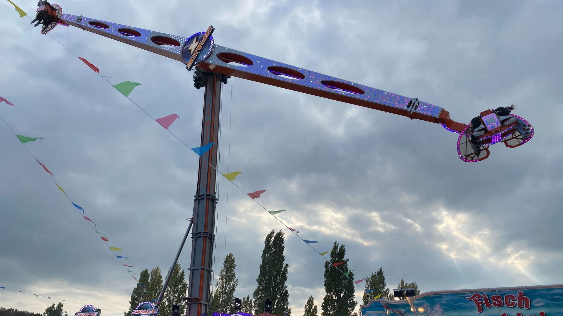 Space X – The Ride: Das Fahrgeschäft feiert auf dem Oktoberfest in Hannover seine Deutschlandpremiere. Space X – The Ride: Das Fahrgeschäft feiert auf dem Oktoberfest in Hannover seine Deutschlandpremiere.