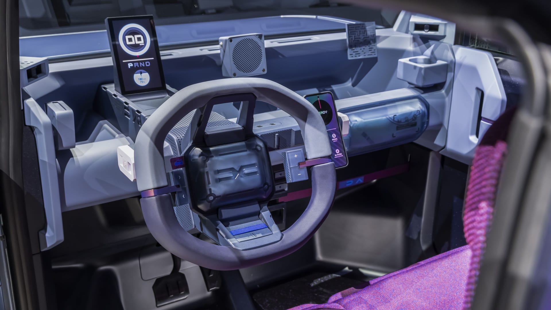 Maximal reduziert: Der Innenraum enthält nur das Nötigste. Maximal reduziert: Der Innenraum enthält nur das Nötigste.