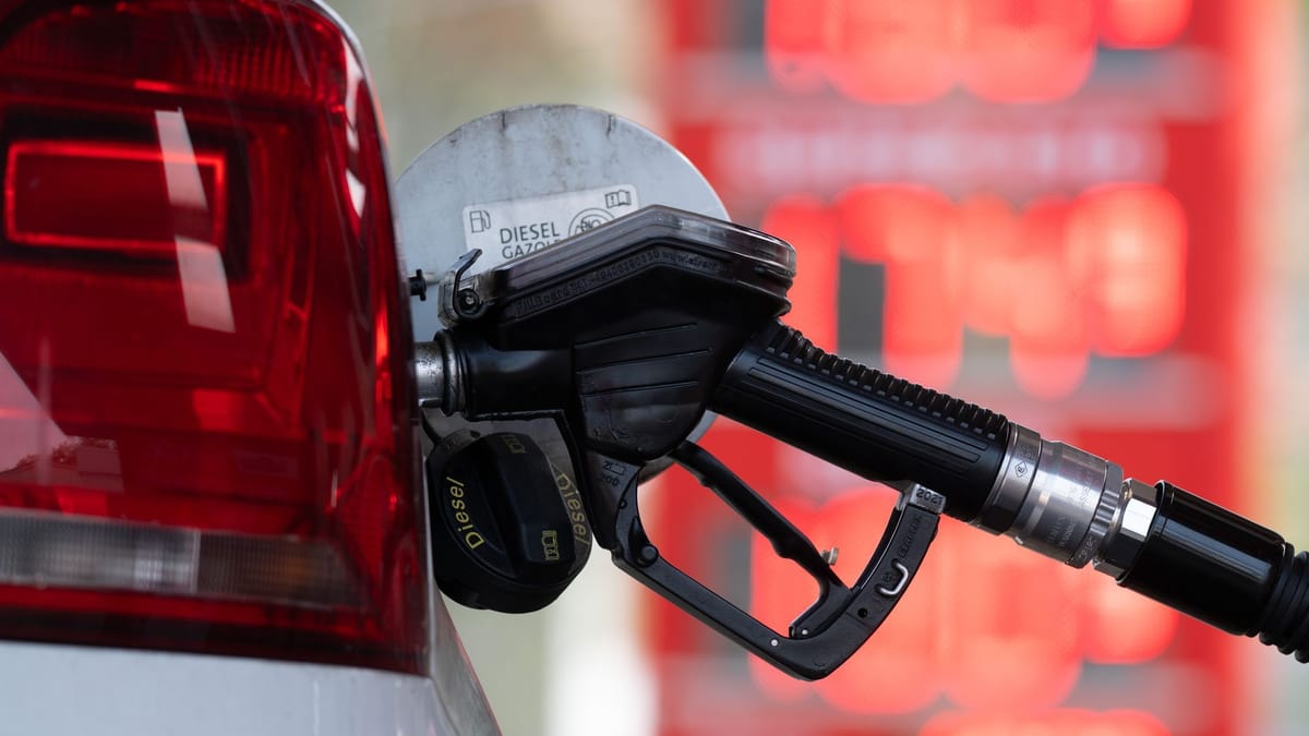 ADAC kritisiert geringe Differenz zu Diesel: Benzinpreis fällt drastisch