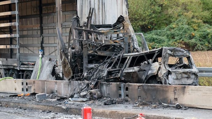 Der Unfallort: Eine Person starb im Wohnmobil. Der Unfallort: Eine Person starb im Wohnmobil.