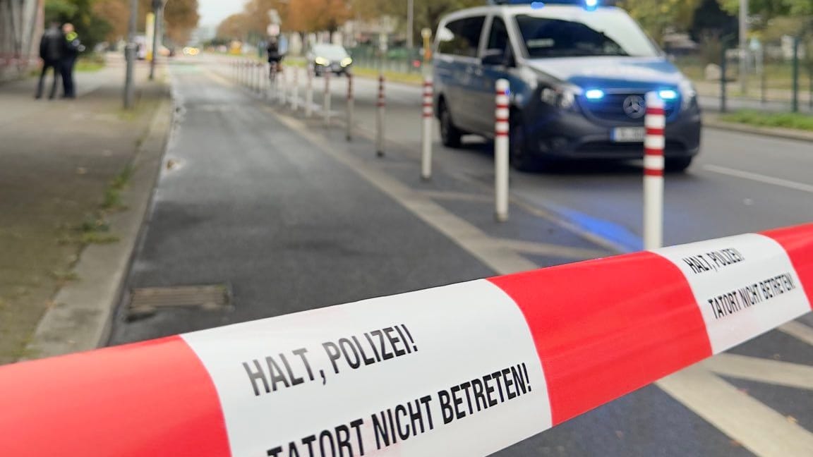 Der Einsatzort in Neukölln: Hier wurden zwei Männer am Mittwoch niedergestochen. Der Einsatzort in Neukölln: Hier wurden zwei Männer am Mittwoch niedergestochen.