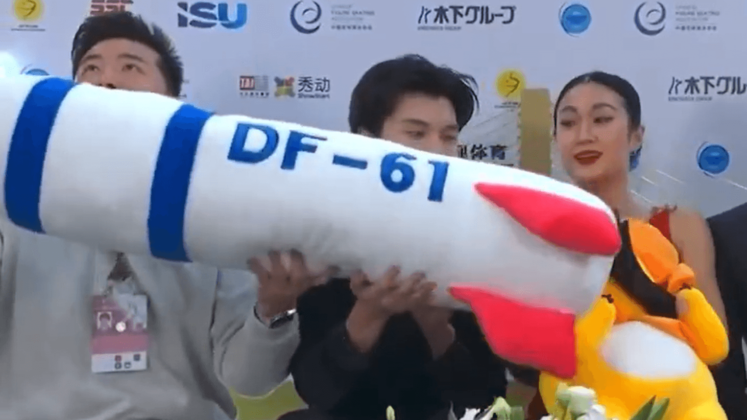 Ren Junfei (2.v.r.) und Xing Jianinwo (links daneben): Das Eiskunstlaufduo bekam ein ungewöhnliches Spielzeug in die Hand. Ren Junfei (2.v.r.) und Xing Jianinwo (links daneben): Das Eiskunstlaufduo bekam ein ungewöhnliches Spielzeug in die Hand.