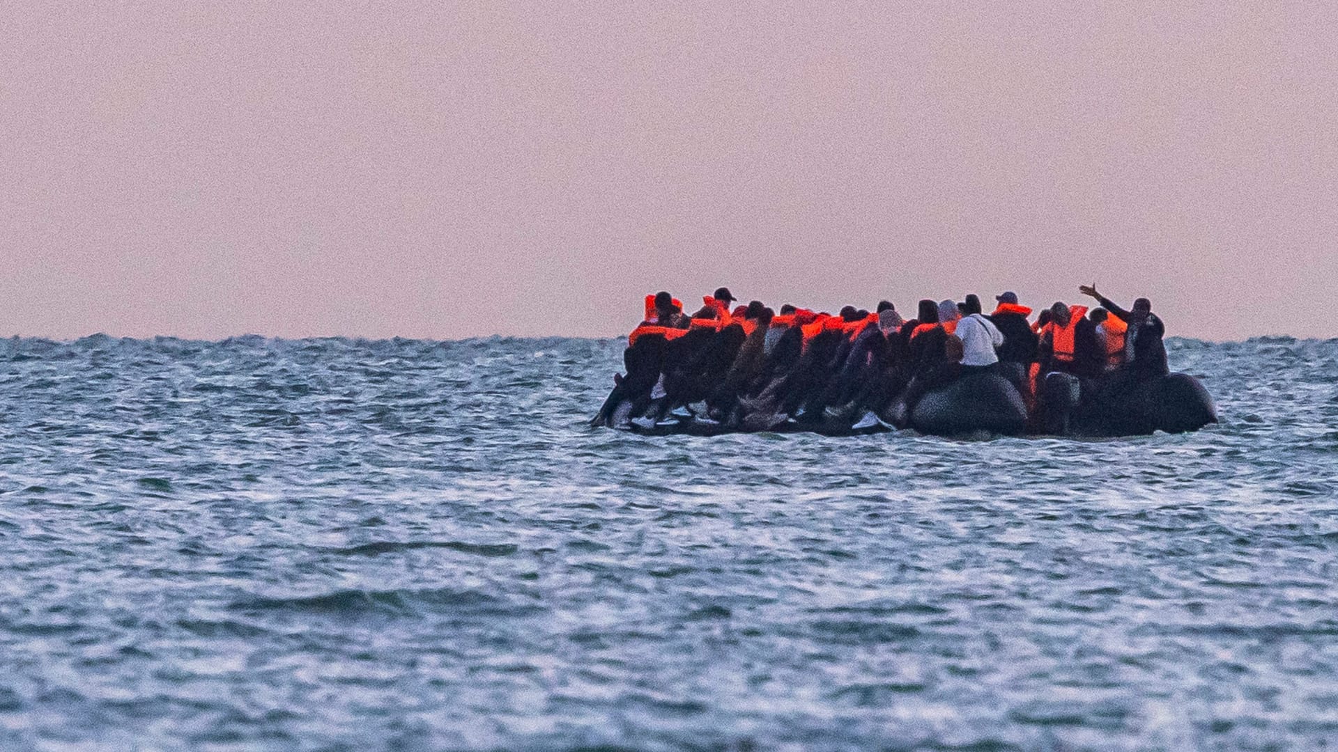 Geflüchtete versuchen in einem Boot, von Frankreich aus über den Ärmelkanal nach Großbritannien zu gelangen. Geflüchtete versuchen in einem Boot, von Frankreich aus über den Ärmelkanal nach Großbritannien zu gelangen.