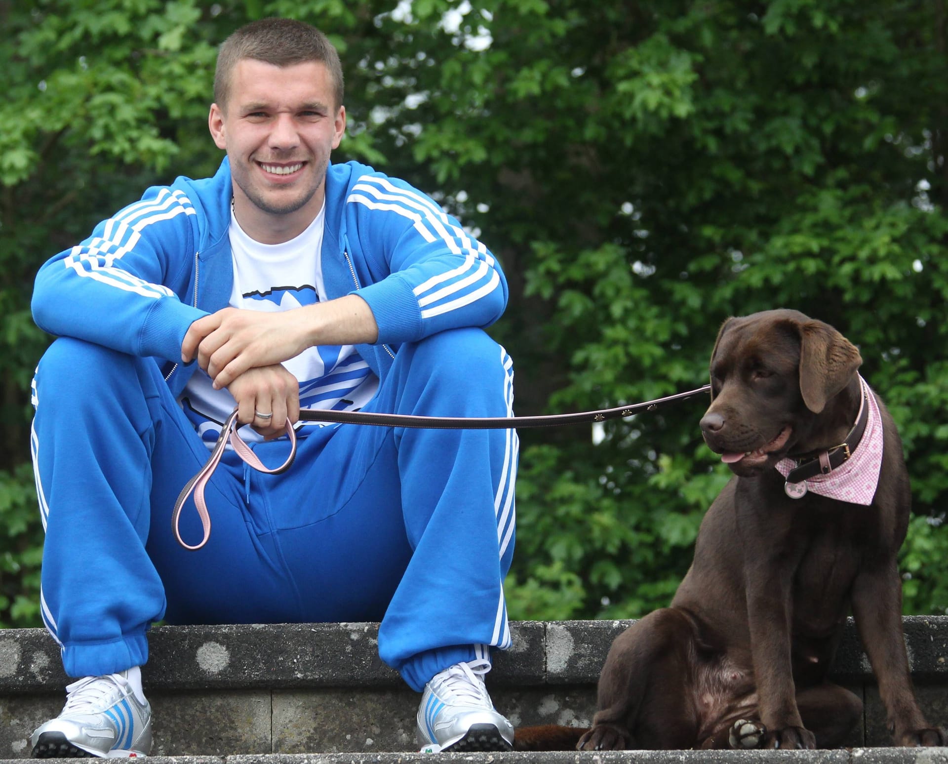 Köln-Legende Lukas Podolski trauert um Hündin Holly – emotionale Worte