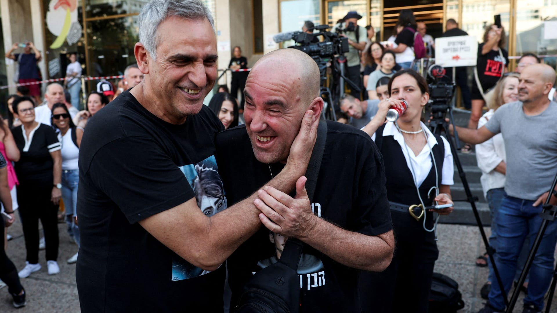 11. Oktober: Michel Illouz (l.), Vater der Hamas-Geisel Guy Illouz, und Ofir Braslavski, Vater von Rom Braslavski, reagieren auf die Nachricht vom Waffenstillstand. Da wussten sie noch nicht vom Schicksal ihrer Söhne.