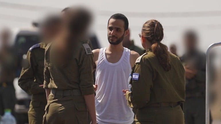 Nimrod Cohen spricht nach seiner Freilassung mit Mitgliedern der israelischen Armee. Nimrod Cohen spricht nach seiner Freilassung mit Mitgliedern der israelischen Armee.